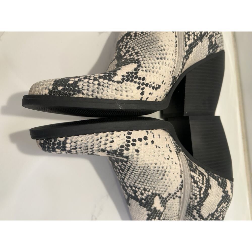 Madden Girl Snake Print booties Sz 10M Ankle Boots 3.5” Heel Zip Up Pointed Toe - Picture 5 of 9